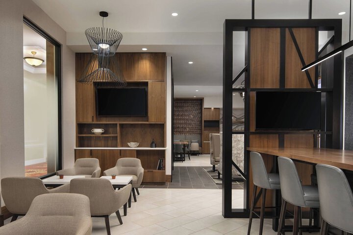 Lounge 37 of 45