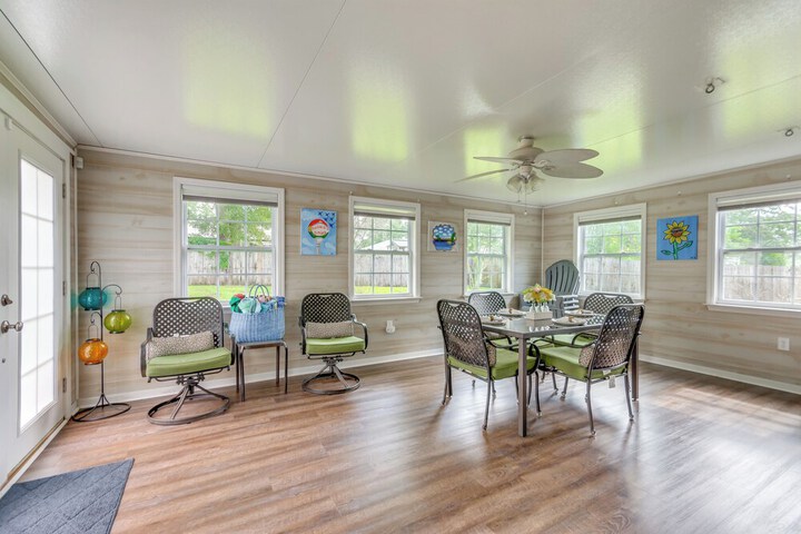Spacious Home w / Sunroom 15 Mi to Pensacola!