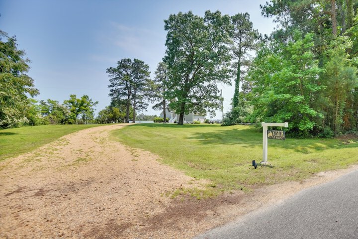 Bayfront White Stone Escape w / Private Beach!