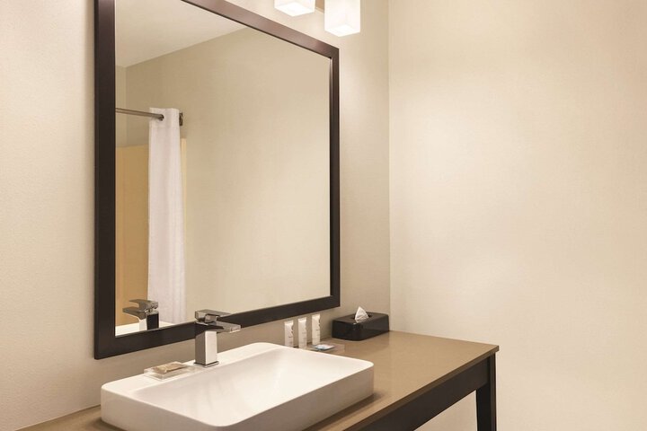 Country Inn & Suites by Radisson Forest Lake, MN