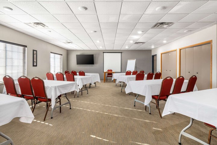 Country Inn & Suites by Radisson Watertown, SD