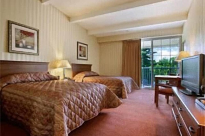 HomeSpring Inn & Studios