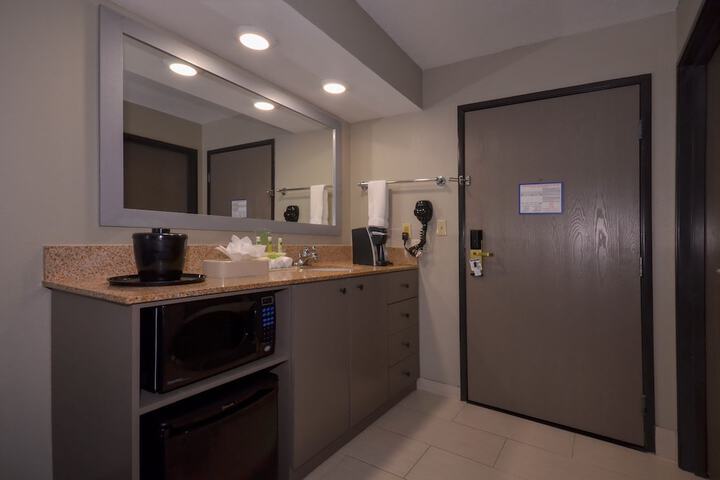 Holiday Inn Express Fayetteville- Univ of AR Area by IHG