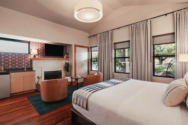 Room 28 of 77