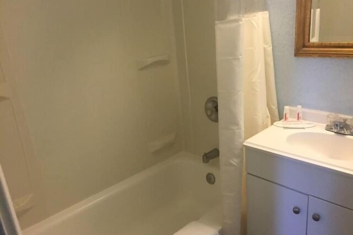 Days Inn by Wyndham Cleveland Lakewood