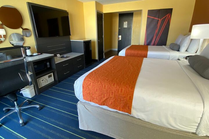 Room 25 of 28