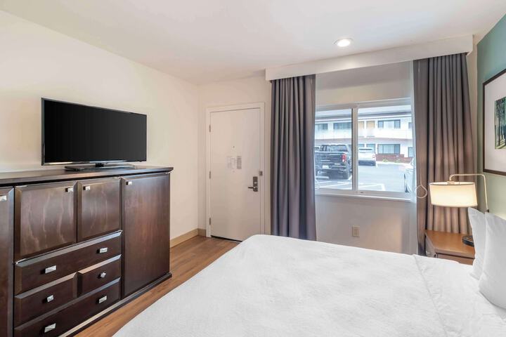 Room 17 of 38