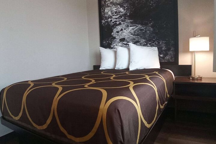 Room 7 of 18