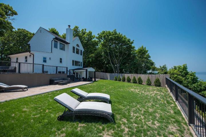 Coastal Retreat: Waterfront Deck, Awesome Views