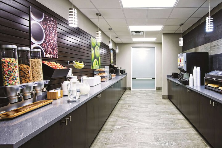 La Quinta Inn & Suites by Wyndham Victoria - South