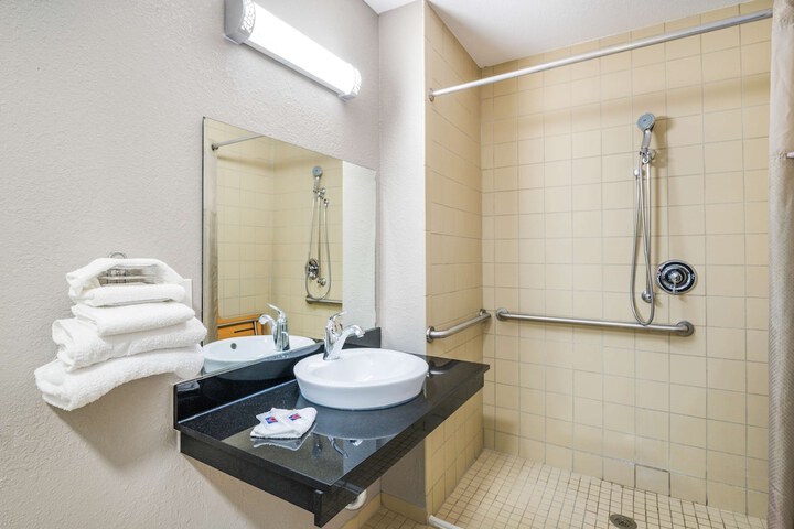 Room 14 of 28