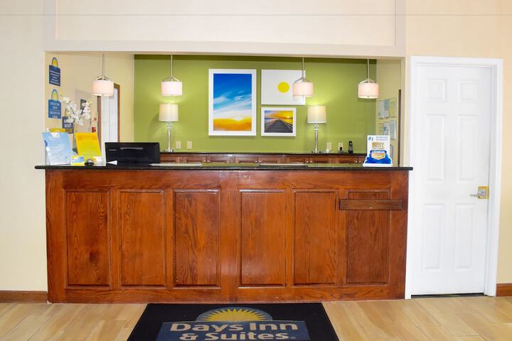 Days Inn & Suites by Wyndham Tucker / Northlake