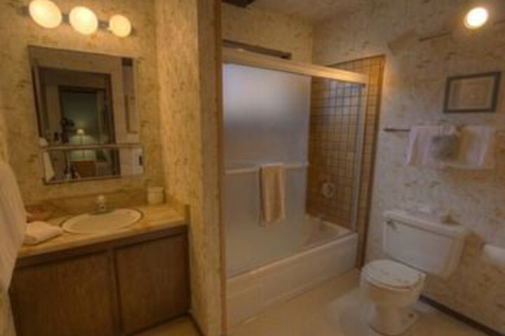 Conveniently Located Tahoe Home for 10 by RedAwning