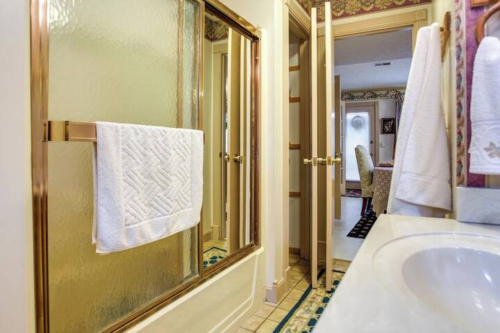 Large & Private Guest House Apt w / Patio + Views!
