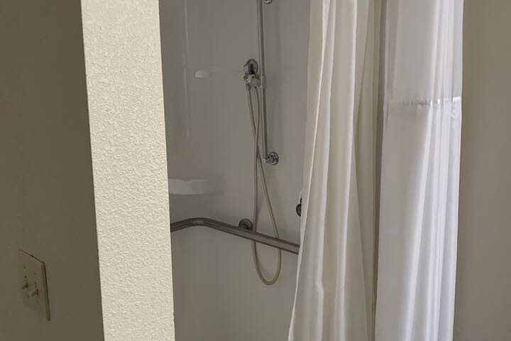 Room 18 of 80