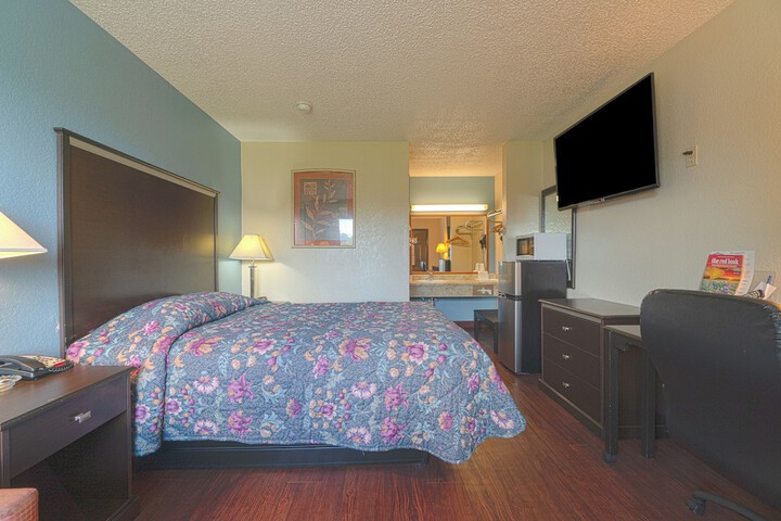 Regency Inn & Suites by OYO Bay City TX