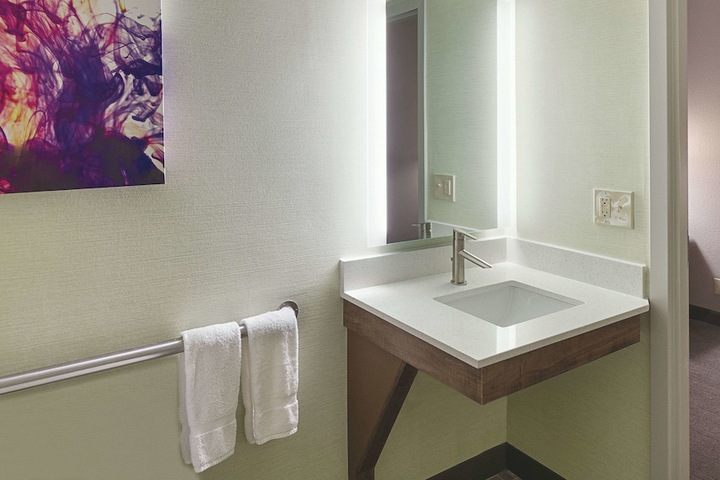 La Quinta Inn & Suites by Wyndham Orange County Airport