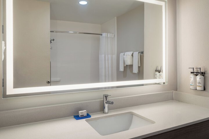 Holiday Inn Express & Suites Midwest by IHG