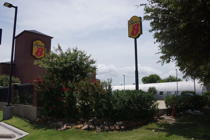 Super 8 by Wyndham Farmers Branch / North Dallas