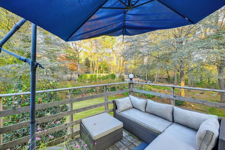 Cozy Dix Hills Apt w / Deck 7 Mi to Beach!