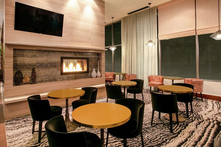 Lounge 35 of 53
