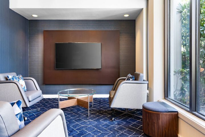 Lounge 21 of 23