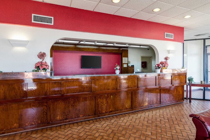Econo Lodge Inn & Suites Conference Center