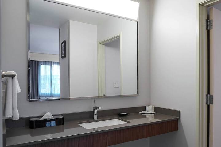Courtyard by Marriott Medford Airport