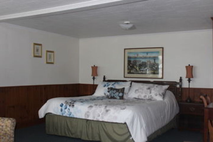 Sheas Riverside Inn & Motel