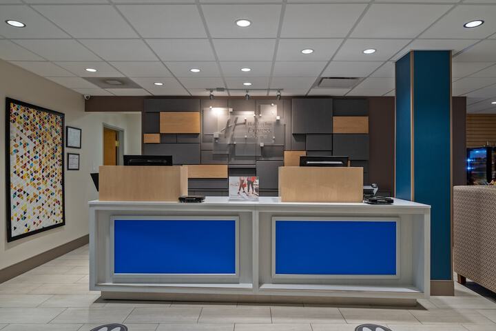 Holiday Inn Express Hotel & Suites Woodbridge by IHG