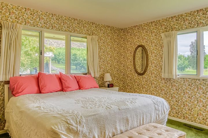 Linger Longer Lakeside Cottage