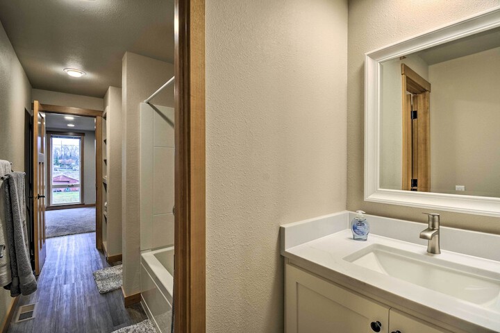 Luxurious Tacoma Retreat w / Quartz Countertops!
