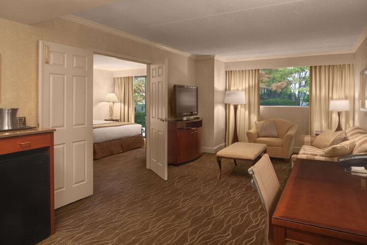 DoubleTree by Hilton Akron Fairlawn