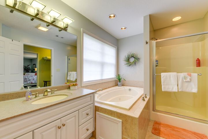 Bright Franklin Villa: Fireplace Golf Course View