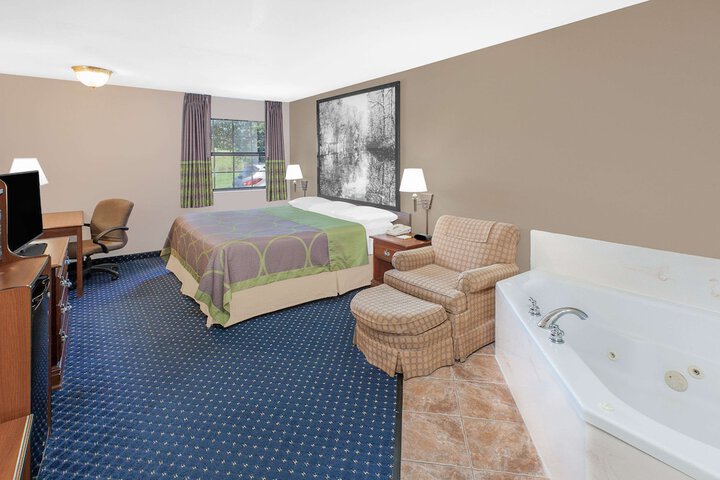 Super 8 by Wyndham Lowell / Bentonville/Rogers Area