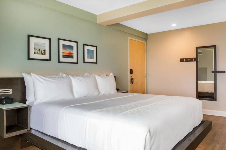 Wyndham Newport Hotel