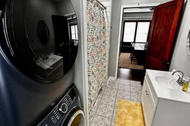 Mrs. Hughes Cottage - 2 bedroom House w / parking