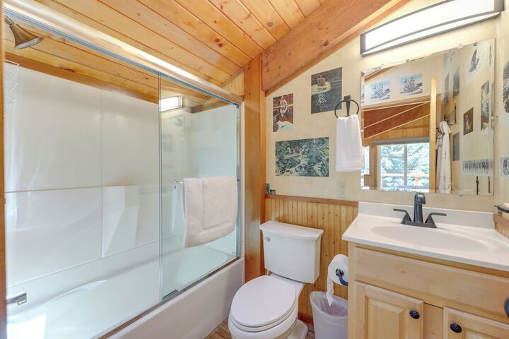 Spacious Pinedale Home w / Mountain Range View