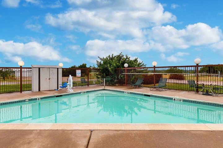 Econo Lodge Hillsboro I-35