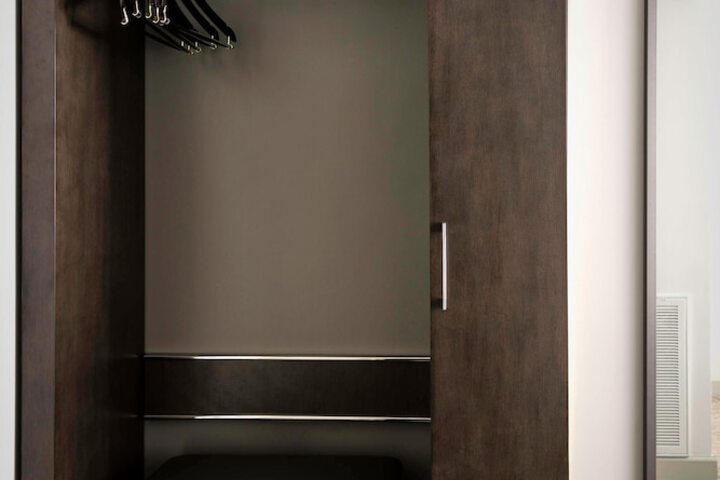 Room 12 of 80