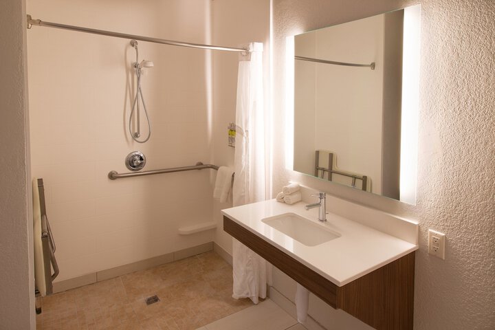 Holiday Inn Express & Suites Worthington by IHG