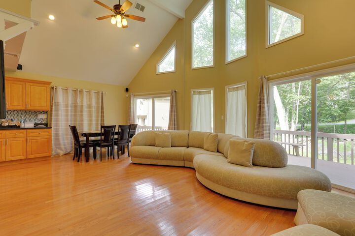 Pools Hot Tub & More: Bushkill Mountain Getaway!