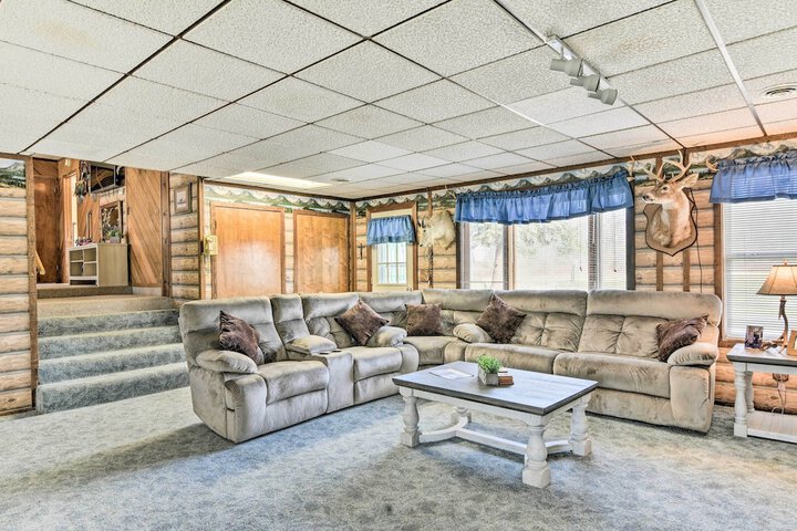 Cozy Cass City Retreat w / Spacious Deck!