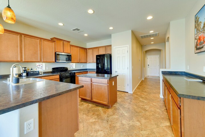 Near Parks & Golf: Maricopa Home w / Covered Patio!