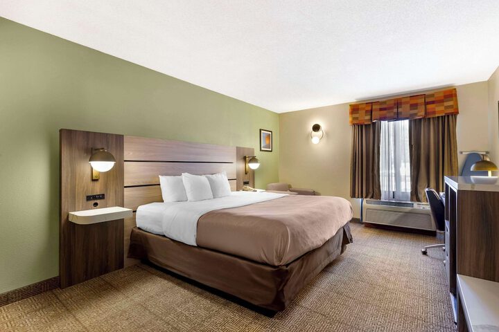 Room 10 of 33