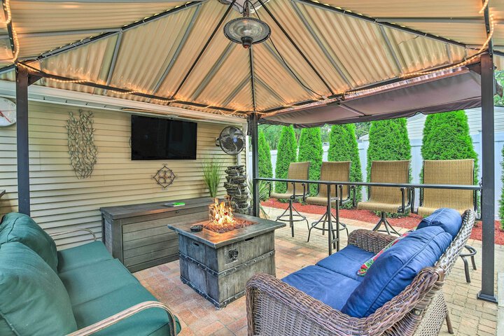 Pet-friendly Taylor Home w / Backyard Oasis!