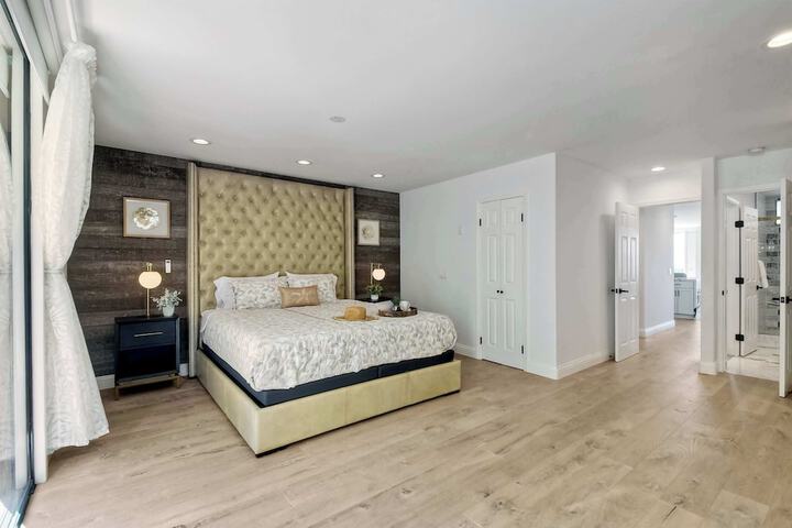 Solana Sunset Stunning Beachside Retreat for 4!