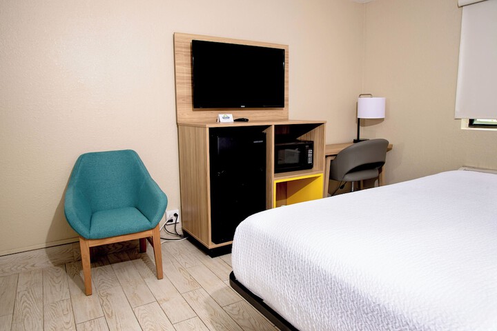 Days Inn and Suites by Wyndham Hammond IN