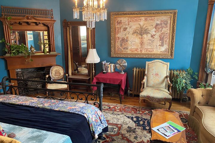 Vineyard Mansion & Carriage House Bed & Breakfast
