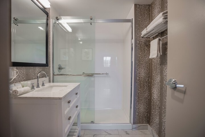 Monte Carlo Inn Oakville Suites